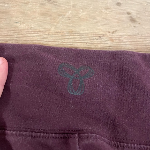 TNA  Burgundy Leggings - Picture 4 of 5